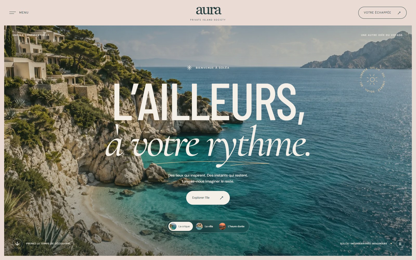 Le site Aura, avec une crique méditerranéenne et le titre L'ailleurs, à votre rythme.